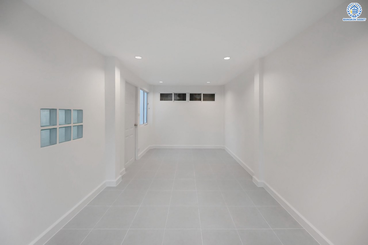 บ้านมือสองตกแต่งใหม่ โครงการ นนท์ณิชา พระนั่งเกล้า เนื้อที่กว้าง 67.5 ตร.ว. ฟังก์ชัน 3 ห้องนอน 3 ห้องน้ำ 1 ห้องอเนกประสงค์ 2 จอดรถ บนทำเลศักยภาพ ติดถนนรัตนาธิเบศร์ เชื่อมต่อถนนชัยพฤกษ์ ใกล้รถไฟฟ้าสายสีม่วง "สถานีไทรม้า" และจุดขึ้นทางด่วน "งามวงศ์วาน"